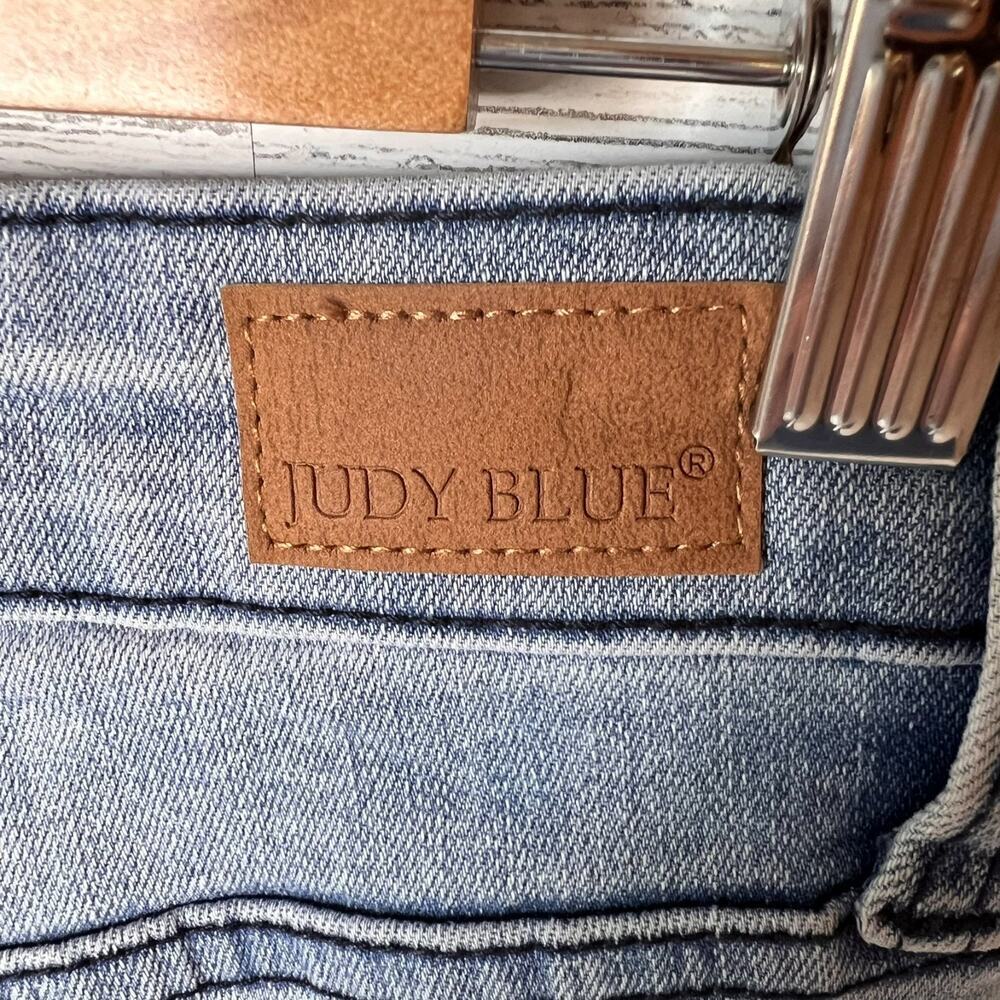 Judy Blue Jeans Womens Size 5/27 Relaxed fit Medium Wash Raw Distressed Hem - Picture 12 of 16